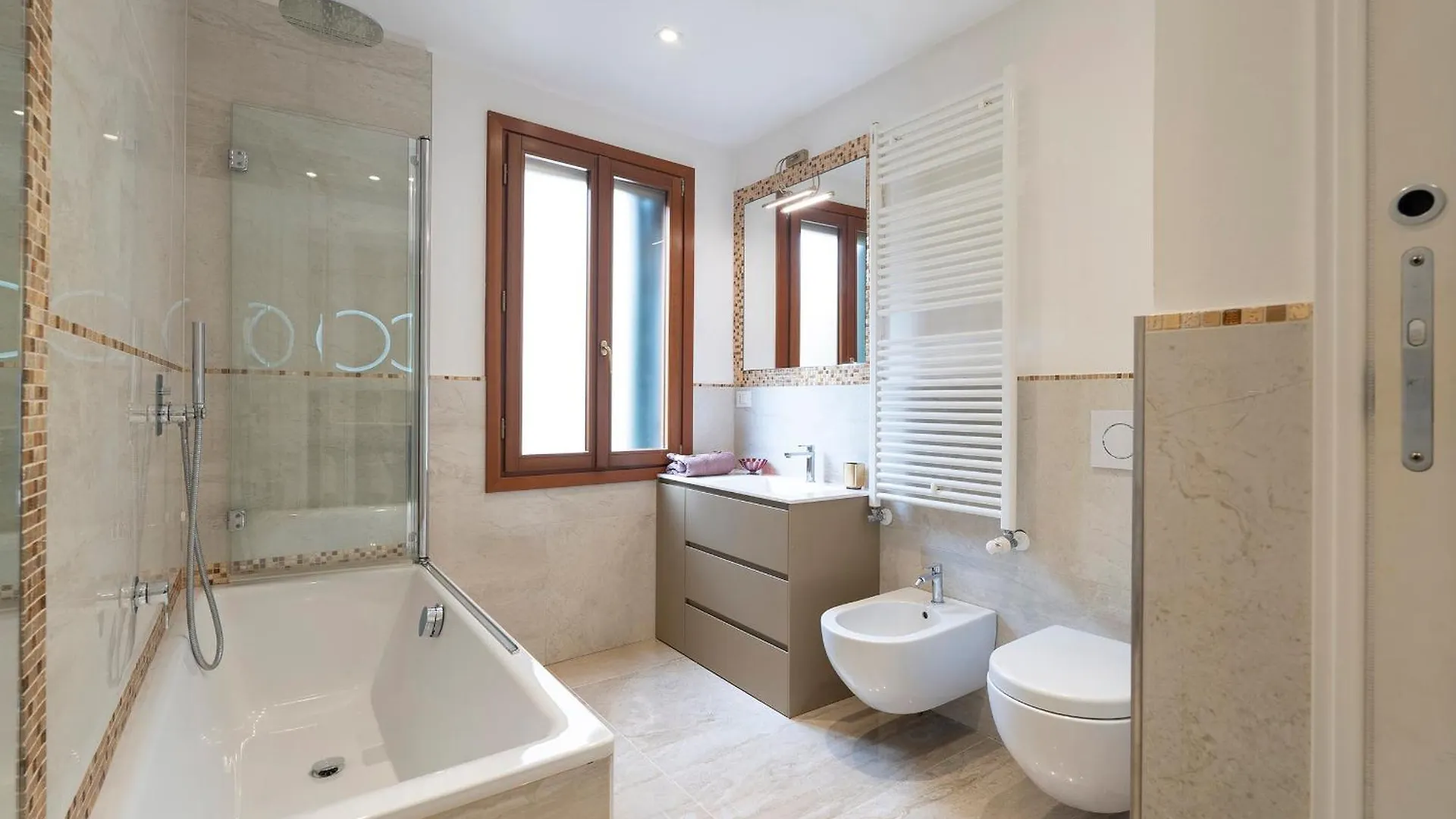 Stupendo Luxury Apartment Canal & Garden View Venice