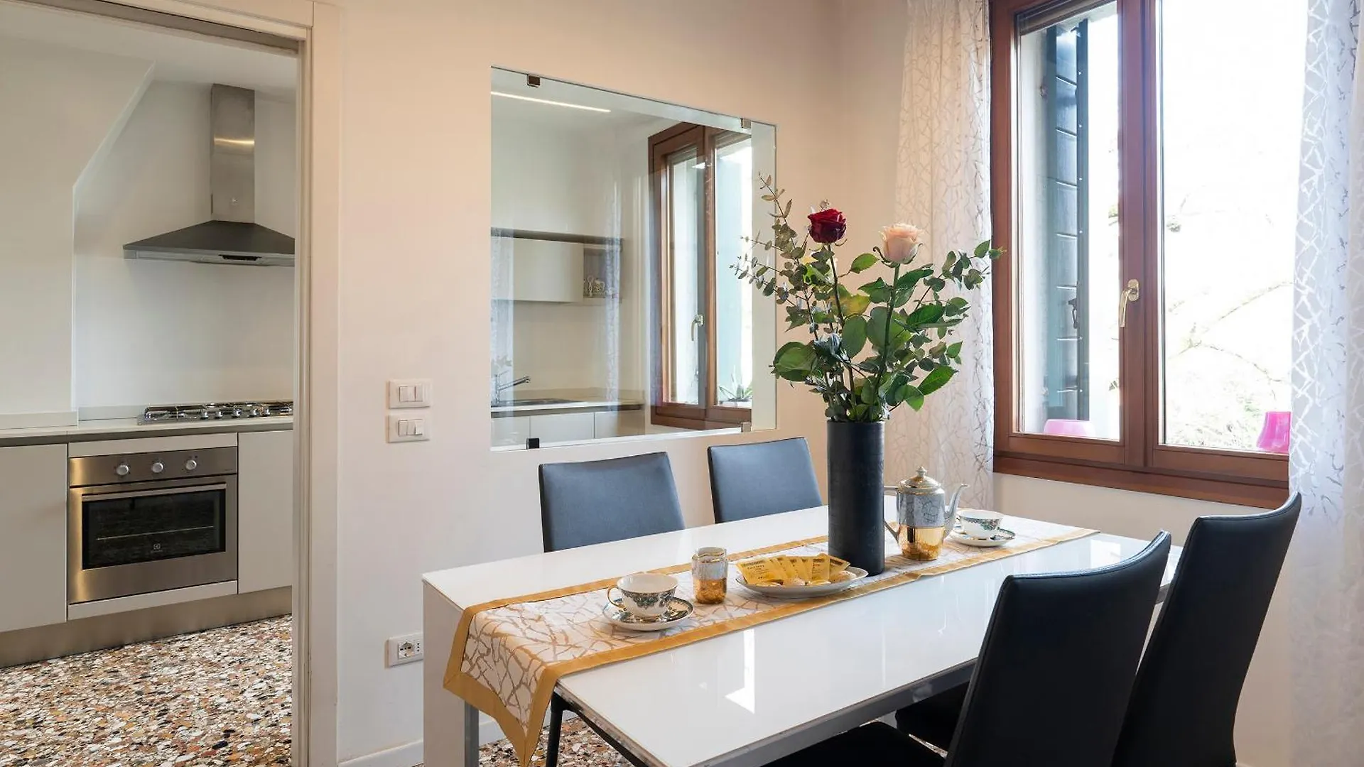 Stupendo Luxury Apartment Canal & Garden View Venice Italy